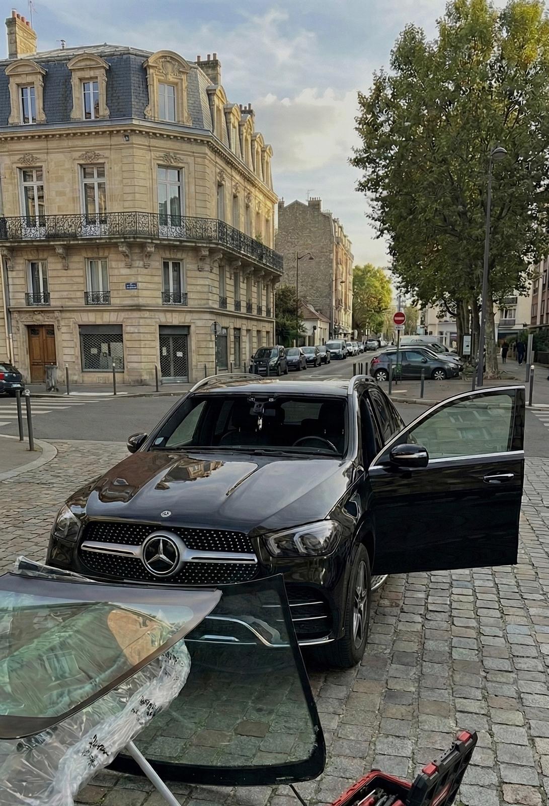 Remplacement de pare-brise à domicile sur une Mercedes, en pleine rue à Bordeaux